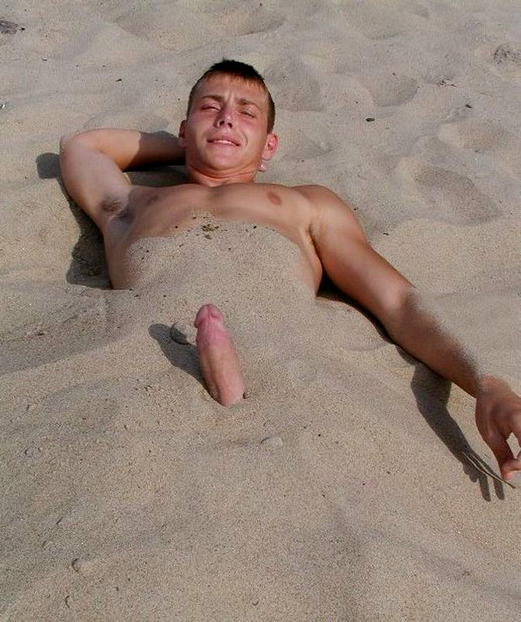 Встал член на нудистском пляже фото