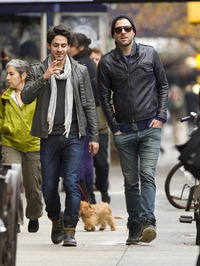 boyfriend gay sex zachary quinto walking mystery man but its probably his boyfriend someone lots butt look theyre laughing together thats gay code blowjobs forever search bulge